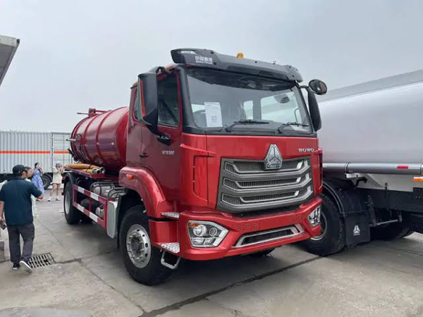 sinotruk howowaste water suction truck